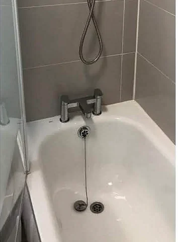 Bathtub after TouchShine deep cleaning