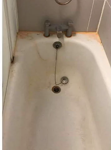 Bathtub before TouchShine deep cleaning